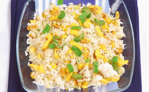Tojásos-újhagymás sült rizs